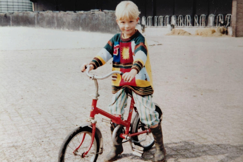 een jongetje op de fiets