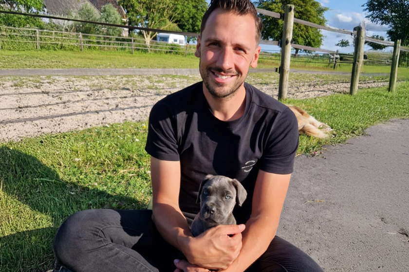 een man met een puppy
