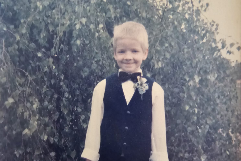 een jeugdfoto van een jongetje in nette kleding