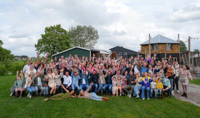 een groep mensen poseert