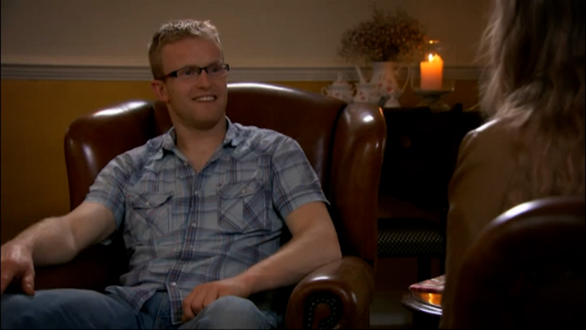 een man in een stoel