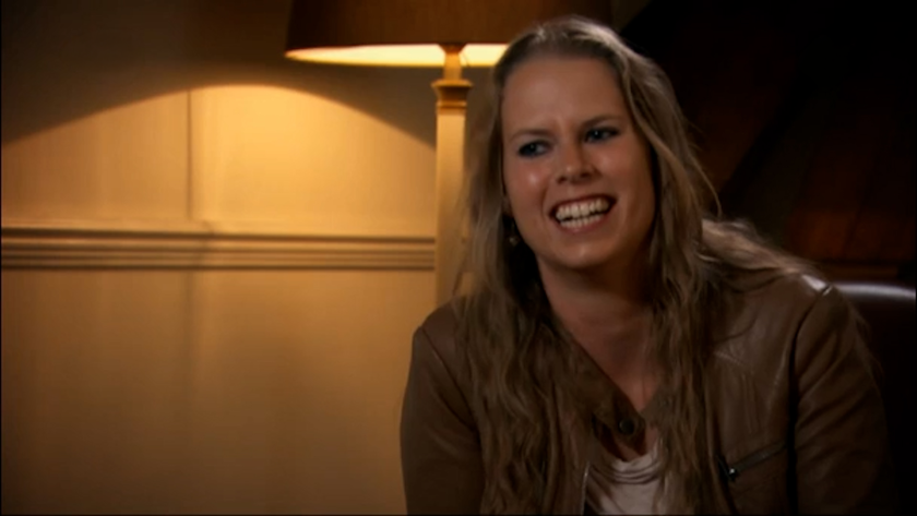 een vrouw in een stoel