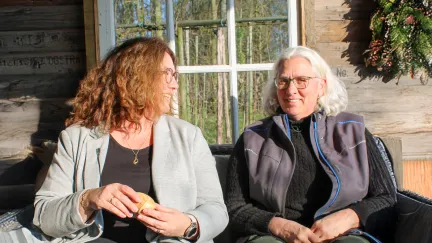 twee vrouwen zitten in de zon