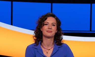 Een vrouw poseert in de studio van De slimste mens