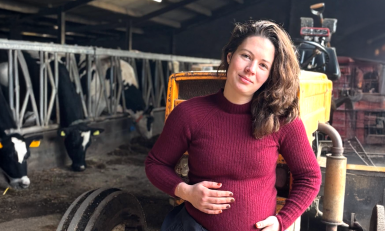 een zwangere vrouw in een koeienstal