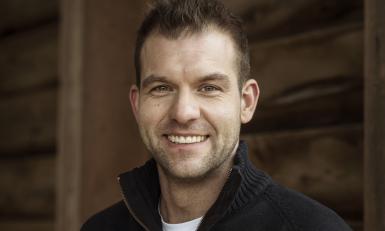 een man poseert in een stal