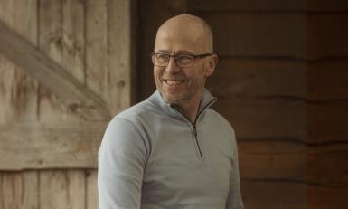 een man poseert in een stal