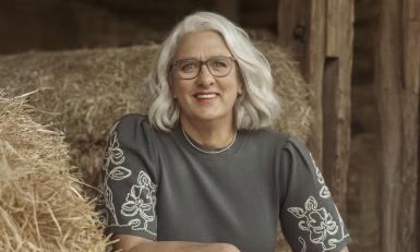 een vrouw in het hooi