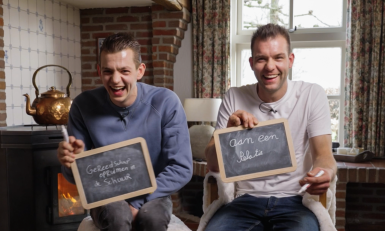 twee mannen met krijtbordjes in hun handen