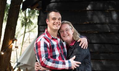 een stel poseert voor de foto