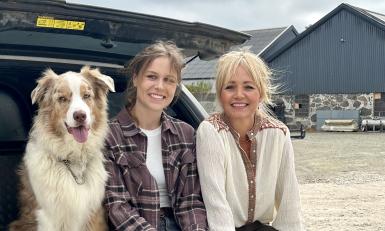Bernice en Yvon Onze boerderij internationaal een hond en twee vrouwen zitten in de achterbak van een auto