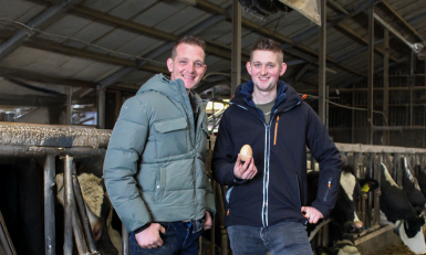 twee jongens in een stal