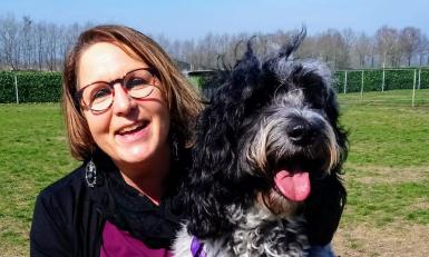 Een vrouw met een hond