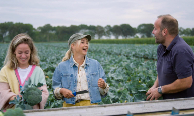 drie mensen bezig met de oogst