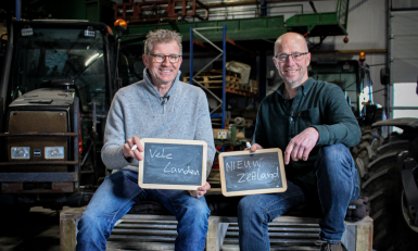 twee mannen met krijtbordjes in hun handen