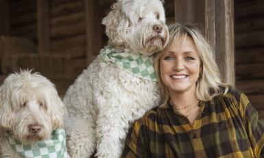 een vrouw met twee honden