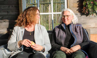 twee vrouwen zitten in de zon