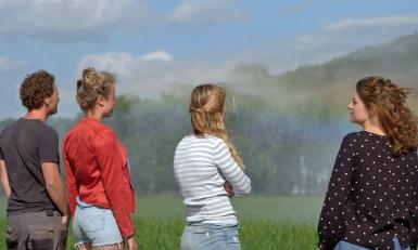 wim met vrouwen en regenboog
