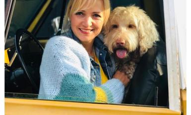 Yvon en Tommy in de auto