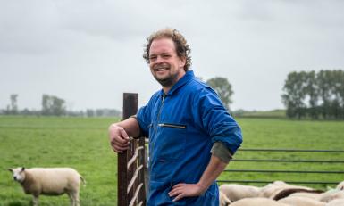 Boer jan bij schaapskooi