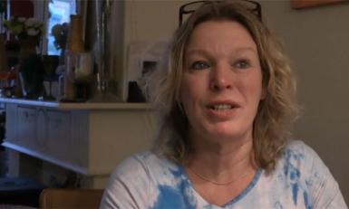 vrouw naar huis kaas