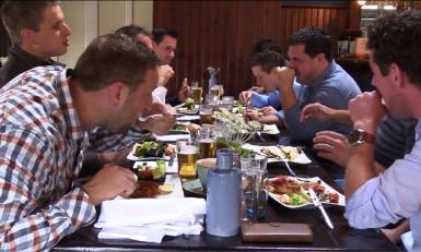 David heeft een bierlunch met zijn vrienden