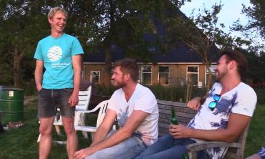 Marc barbecuet met vrienden