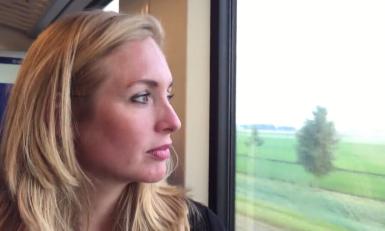 Irene zit in de trein naar Marc